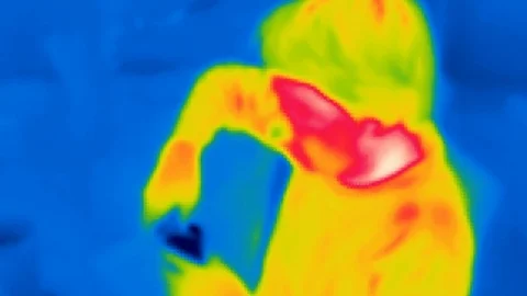 Thermal camera view, A human drinks from a can Video stock 105447963