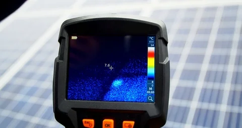 Thermal imager pointing at the solar panel to find a breach, 4k Vidéo 124903526