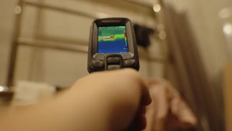 Thermal imaging camera detecting heat on bathroom wall Vídeos de archivo 312011896