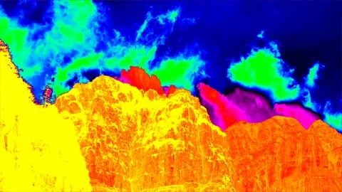 Thermal infra video of sharp mountain silhouettes and moving misty clouds. Peaks Vidéo 249032507