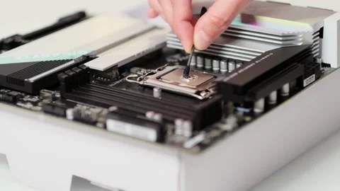 Thermal paste application on cpu micro processor. repairman or technician works Vidéo 221168519
