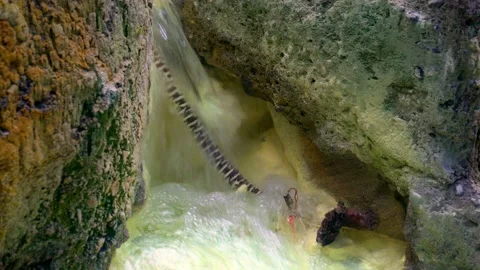 Thermal spring in the forest. Warm, gray-rich water flowing in a green stream Vídeo Stock 154152575