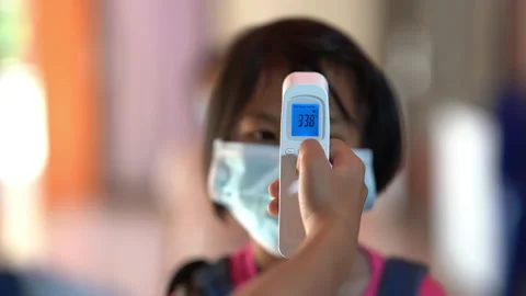 Thermometer checking temperature of body of children before to classroom safety 库存影片 145688807