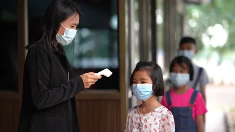 Thermometer checking temperature of body of children before to classroom Vídeo Stock 166097764