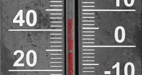 Thermometer cooling down and freezing on 0 Celsius with camera follow 库存影片 163052592