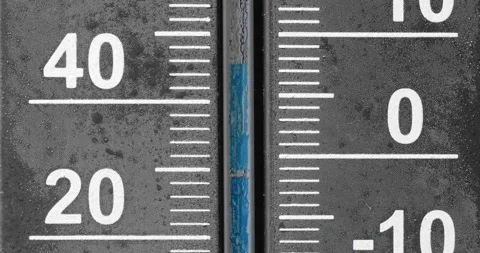 Thermometer cooling down and freezing on 0 Celsius with camera follow 库存影片 163711599