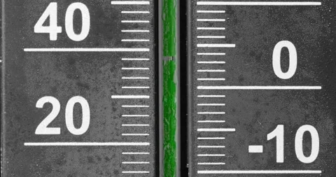 Thermometer cooling down and freezing on 0 Celsius with camera follow 库存影片 164205619