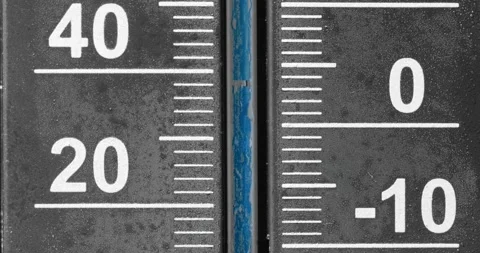 Thermometer cooling down and freezing on 0 Celsius with camera follow 库存影片 164792042