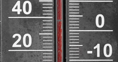 Thermometer cooling down and freezing on 0 Celsius with camera follow 库存影片 165342163