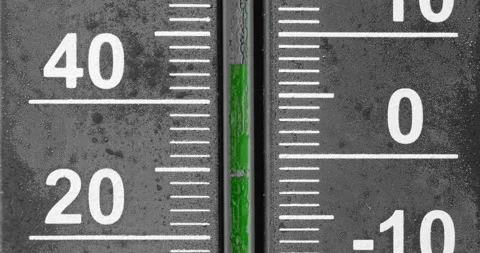 Thermometer cooling down and freezing on 0 Celsius with camera follow 库存影片 165986539