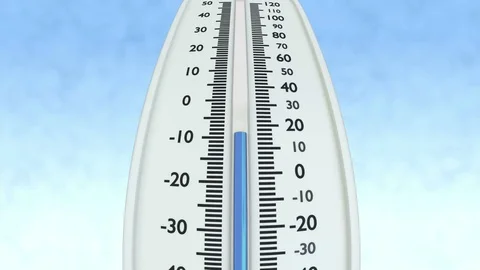 Thermometer with decreasing temperature on blue background. 库存影片 77590251