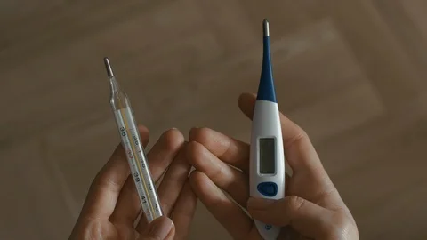 Thermometer for measuring temperature. The choice between mercury thermometer Video stock 127310182