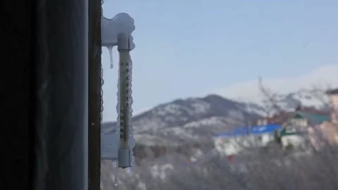 Thermometer outside the window in winter against the background of snow Vídeos de archivo 146842579