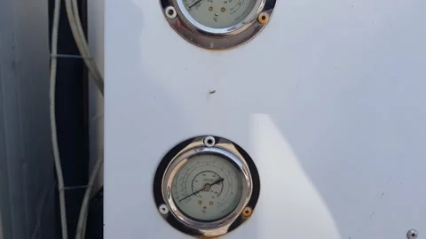 Thermometer with the pointer of a large cooling device 스톡 동영상 226350323