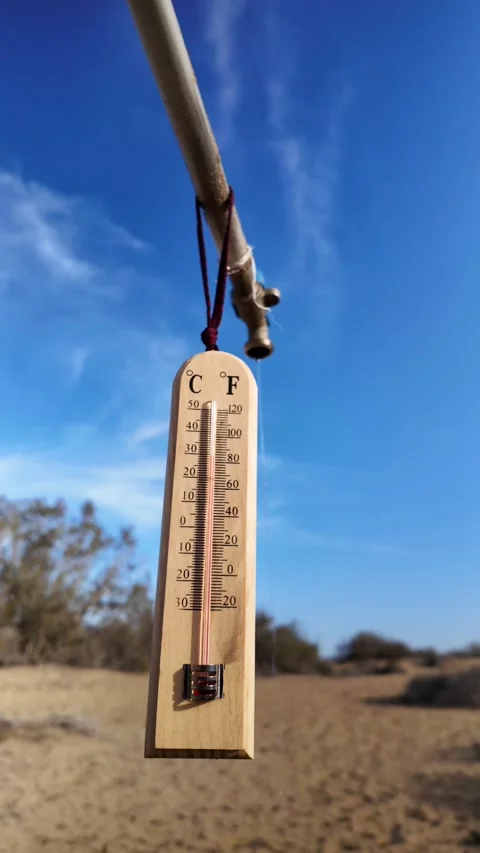Thermometer showing high temperatures during a severe drought Video stock 329556499