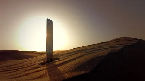 A Thermometer Is Stuck In The Hot Sand of a Dune Against the Sun. Vídeo Stock 264802125