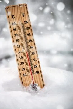 Thermometer with subzero temperature stuck in the snow in the winter Stock-Fotos
