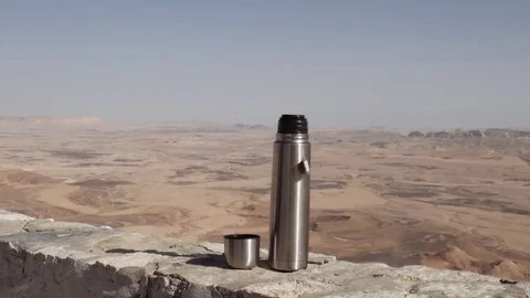 Thermos on the rocks on the background landscape of the Makhtesh Ramon. 스톡 동영상 83517295