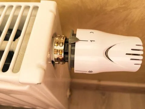 Thermostatic radiator valve setting for efficient heating 스톡 사진