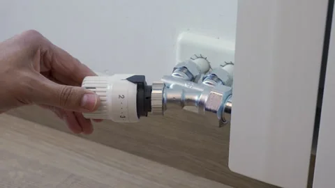 Thermostatic valve being adjusted Vidéo 287473336