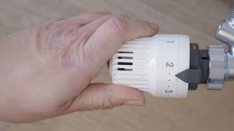 Thermostatic valve being adjusted Vidéo 289091574