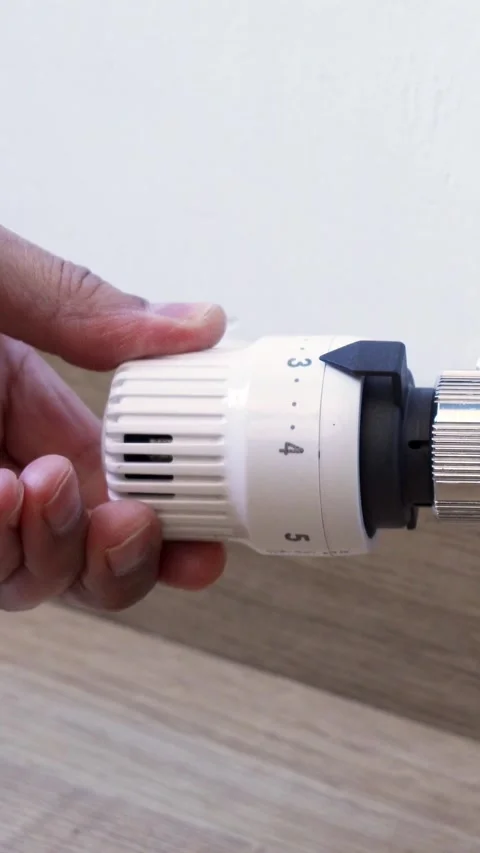 Thermostatic valve being adjusted to a lower setting to reduce heat and save Vidéo 335240930