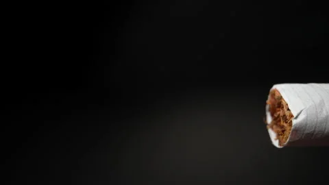 They set fire to a cigarette with a lighter. close-up Vídeo Stock 234899265