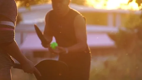 They were having fun playing pickleball at sunset 库存影片 231041068