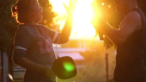 They were having fun playing pickleball at sunset 库存影片 231041096