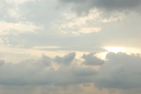 Thick clouds in the evening sky before sunset. Foto stock