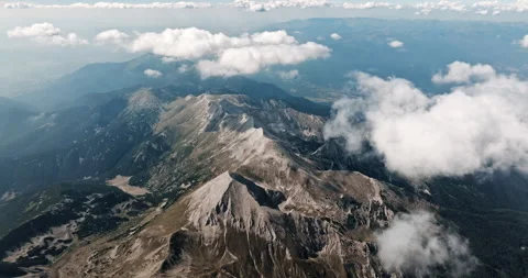 Thick clouds hover over mountain range, Stock Footage 303317728