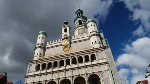 Thick clouds passing over the town hall with camera movement 库存影片 334841169