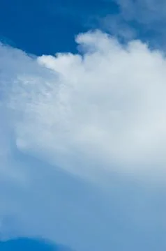 Thick clouds in summer blue sky. Cloudy bright beauty in the sun, bright an.. Foto stock