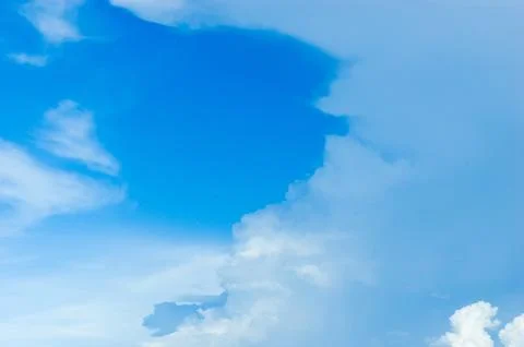 Thick clouds in summer blue sky. Cloudy bright beauty in the sun, bright an.. Foto stock