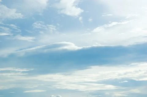 Thick clouds in summer blue sky. Cloudy bright beauty in the sun, bright an.. Foto stock