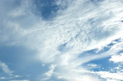Thick clouds in summer blue sky. Cloudy bright beauty in the sun, bright an.. Foto stock