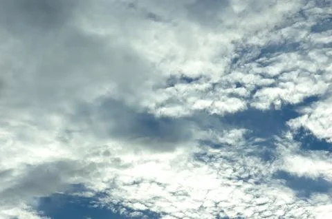 Thick clouds in summer blue sky. Cloudy bright beauty in the sun, bright an.. Foto stock