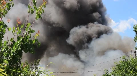 Thick clouds of toxic black smoke Vídeo Stock 64868087