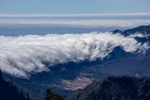 Thick clouds in the valley. Panorama from the top of the mountain. Foto stock