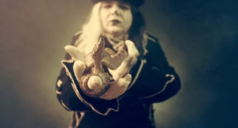Thick crazy actor in white makeup with a snake. Masquerade. Vidéo 70986148