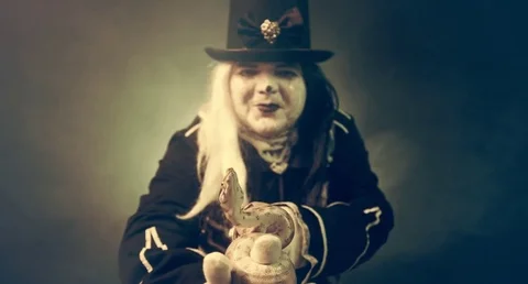 Thick crazy actor in white makeup with a snake. Masquerade. 库存影片 70986347
