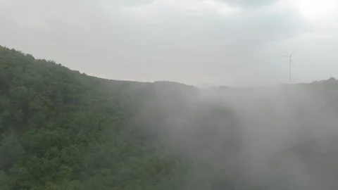 Thick fog rolling across forested hills in the Hunsrück Vídeo Stock 340367790