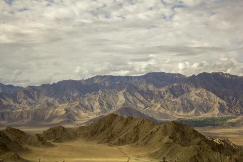 Thick heavy clouds over a mountain range Foto stock