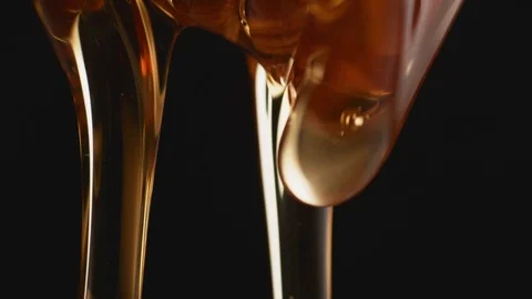 Thick honey dripping. Slow Motion. Vidéo 82176168