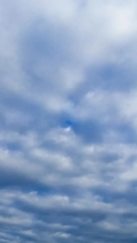 Thick layer of grey clouds hiding the skies. Heavy cloudscape forming the rain. 库存影片 333472724