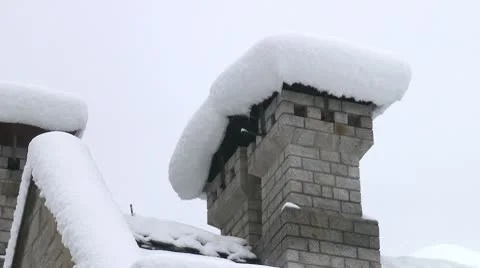 Thick layer of snow on chimney Video stock 10787923