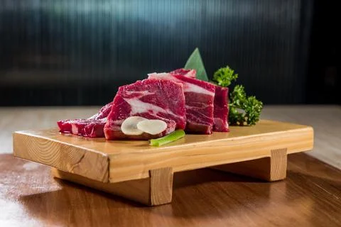 Thick raw beef slices with garnish Stock-Fotos