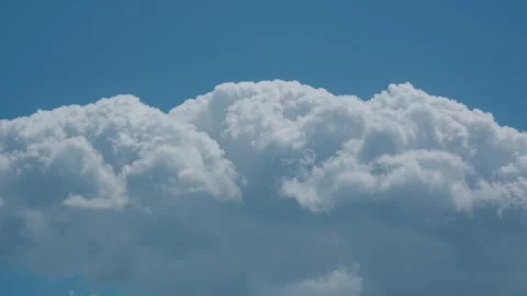 Thick wall of cumulus clouds moving in sky Stock-Footage 334411739