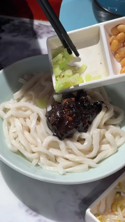 Thick Wheat Noodles with Savory Black Bean Sauce 库存影片 345398895