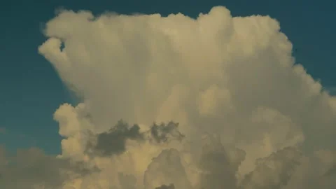 Thick white clouds float across the blue summer sky. Timelapse. Vidéo 144139267
